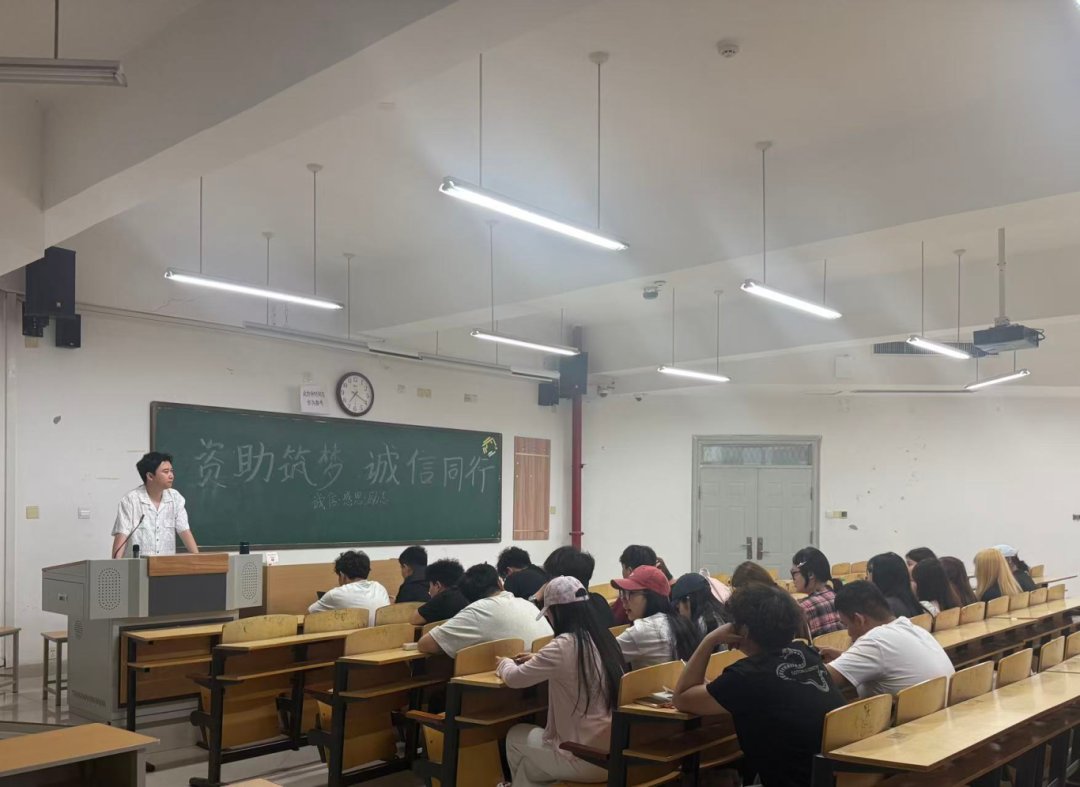 我校党委书记李陶然在校党委办...[